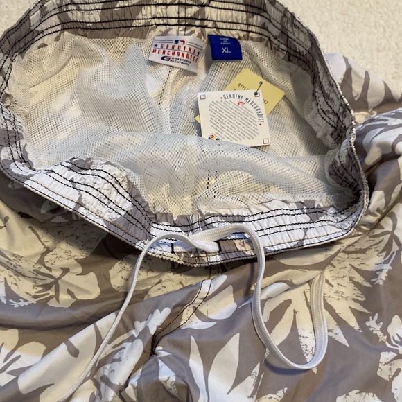 NWT MLB Genuine Chicago White Sox gray/white Hawaiian swim trunks Size XL - Picture 5 of 7